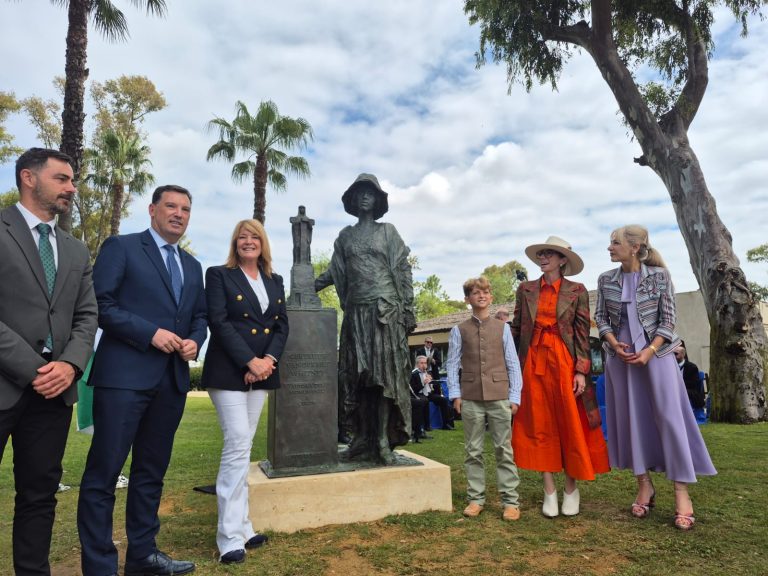 El Puerto de Huelva acoge desde hoy una escultura homenaje a Miss Whitney de 1,80 metros de altura en el entorno del Monumento a Colón