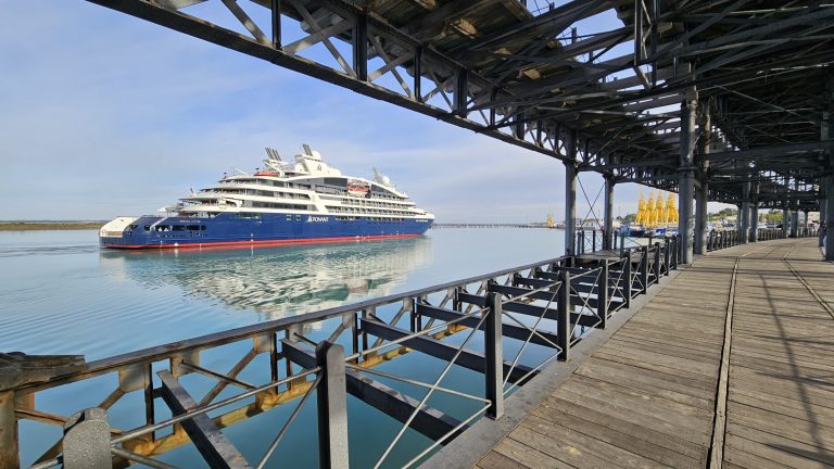 El Puerto de Huelva recibe por primera vez la escala del buque de crucero de lujo francés Le Lapérouse