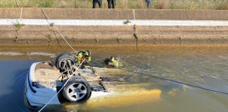Tres personas fallecen al caer un coche al canal del Piedras en Cartaya