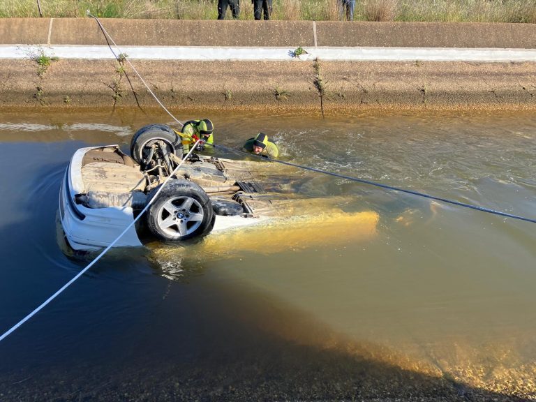 Tres personas fallecen al caer un coche al canal del Piedras en Cartaya