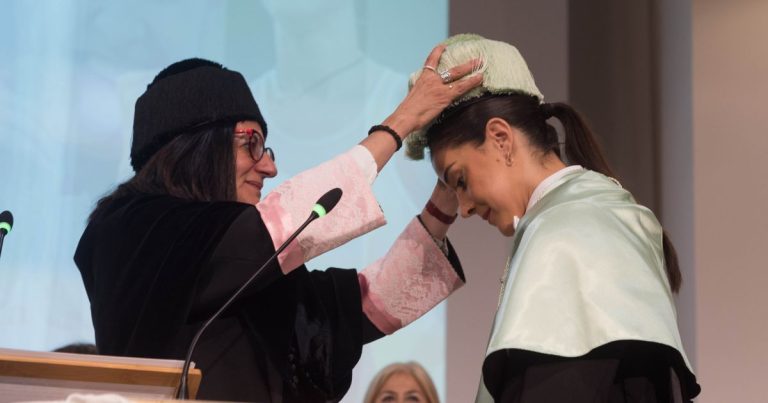 Carolina Marín vive un “momento único” al ser investida Doctora Honoris Causa por la Universidad de Huelva