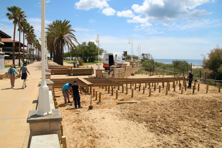 Se inicias las obras de una nueva plaza elevada en madera junto el paseo marítimo de Islantilla