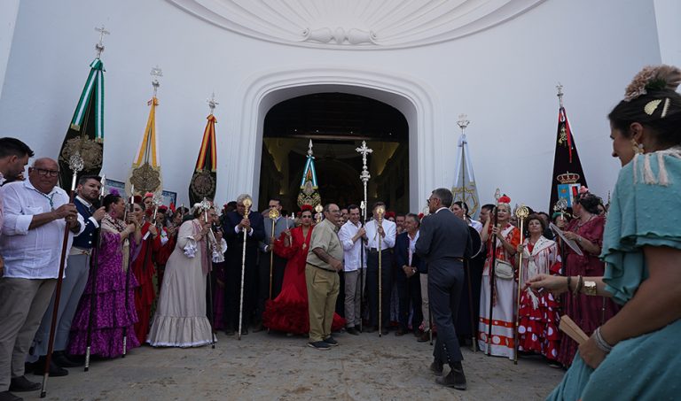 El presidente de la Junta destaca la contribución de la romería de El Rocío a la promoción de Andalucía en Europa y en el mundo