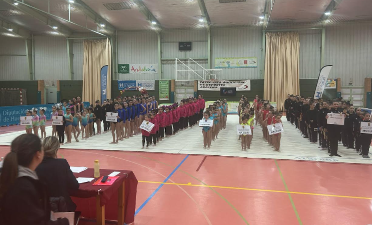 Casi 900 jóvenes participan en encuentros formativos de gimnasia rítmica y natación en Huelva