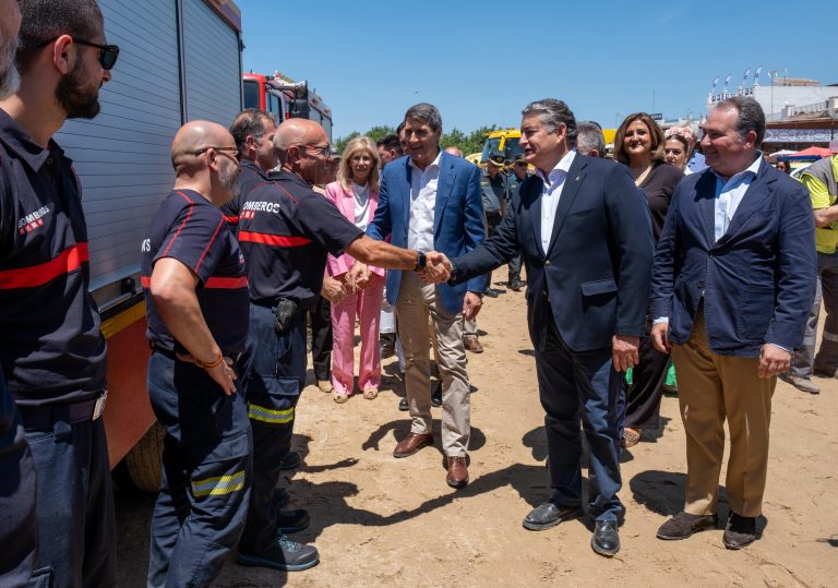 Diputación despliega un centenar de bomberos en los caminos y en la aldea y refuerza las medidas ambientales en el Rocío 2025