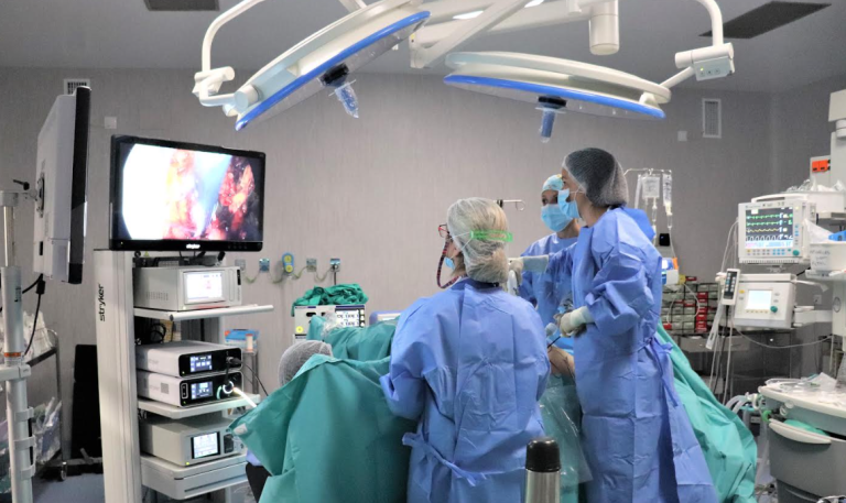 La lista de espera de pacientes fuera de plazo para una intervención quirúrgica se reduce un 72% en Huelva