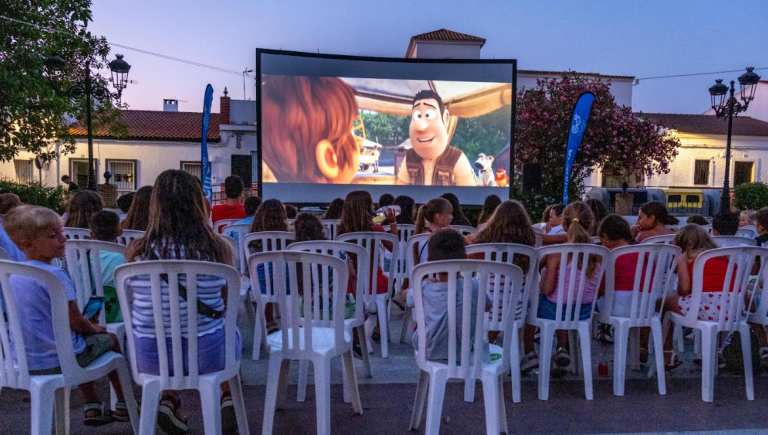 ‘Cine en el Pueblo’: 34 Años de Magia Cinematográfica en Huelva