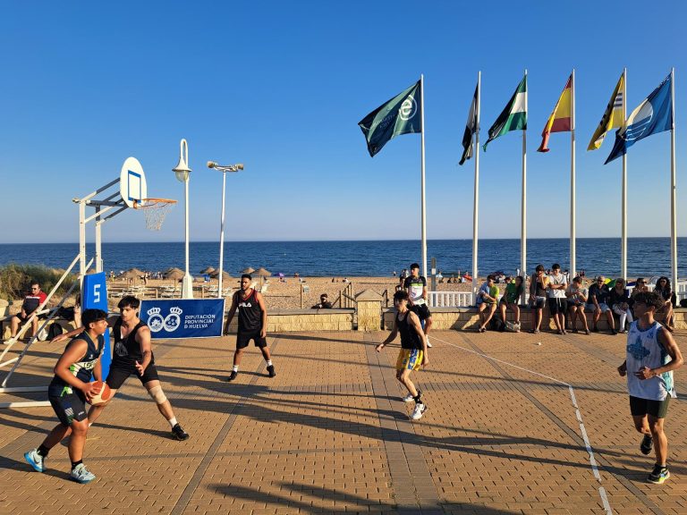 Casi trescientos jugadores de toda España han participadoen el Circuito Provincial de Baloncesto 3×3 de Islantilla