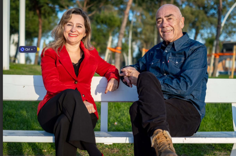 Manuel Ovalle y la periodista cartayera Ana Martín presentan la biografía del veterano reportero gráfico de TVE el día 7 de agosto en el Centro de Interpretación ‘El Faro’ de El Rompido