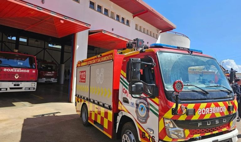 Un fallecido y tres heridos tras la salida de vía de un turismo en Moguer