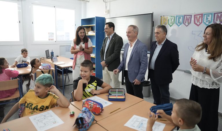 El presidente de la Junta asiste a la inauguración del curso escolar en el CEIP Los Llanos en Almonte