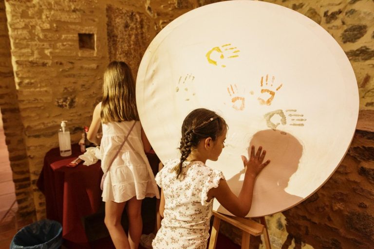 La Ermita de las Virtudes, en La Nava, acoge la exposición ‘Lienzos DANAdos’ para concienciar sobre el cambio climático
