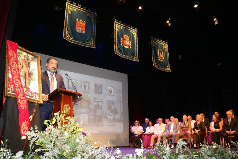 El Ayuntamiento de Cartaya entrega los Honores y Distinciones de la localidad a 15 personas y hace hija adoptiva a la periodista Nieves Herrero
