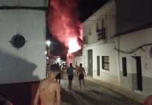 El fuego calcina por completo una vivienda en Calañas Incendio en Calañas