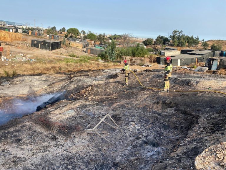 Un incendio calcina más de 50 chabolas en Palos