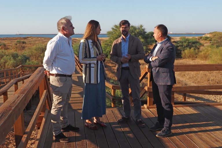 Arrancan las obras de la nueva pasarela por la playa de Mazagón