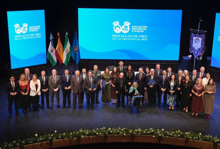 Toscano defiende lo público en la entrega de las Medallas de la Provincia