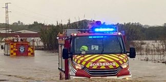 Rescatan a tres personas atrapadas en el techo de un vehículo