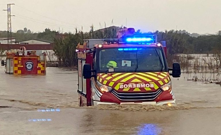 Rescatan a tres personas atrapadas en el techo de un vehículo
