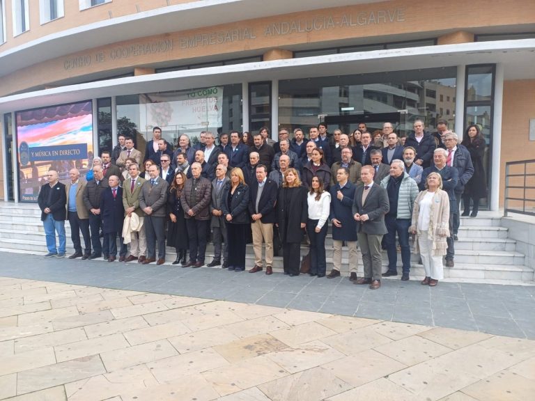 Empresarios de Huelva guardan un minuto de silencio por «el pisoteo a la dignidad» de la provincia