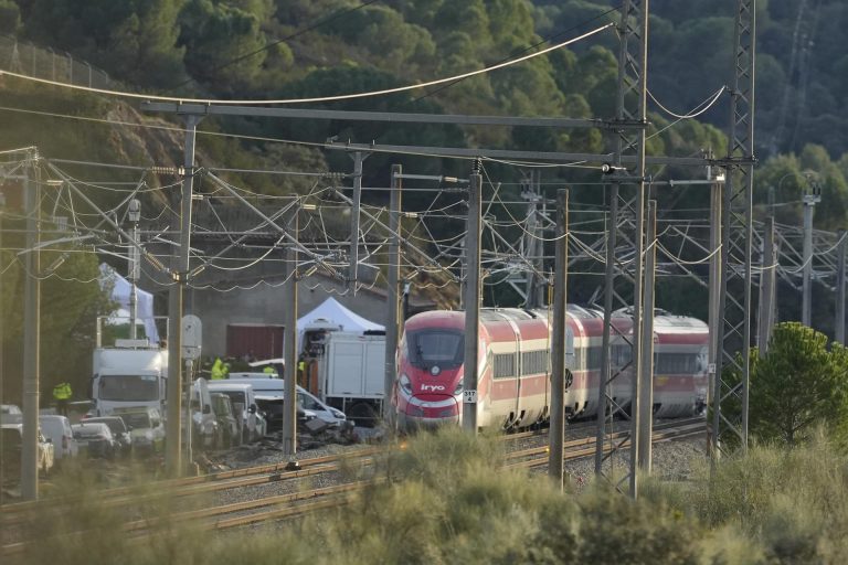 Ascienden a 25 las víctimas mortales de Huelva en el accidente de Adamuz