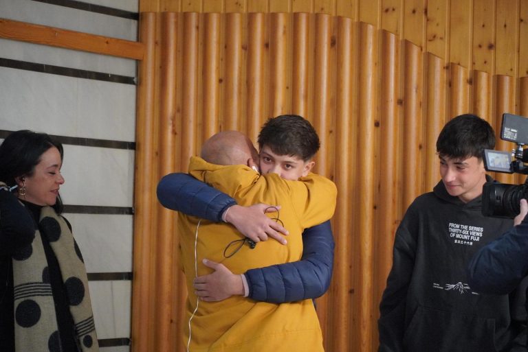 José Durán y sus padres se reencuentran con sus salvadores en Punta Umbría