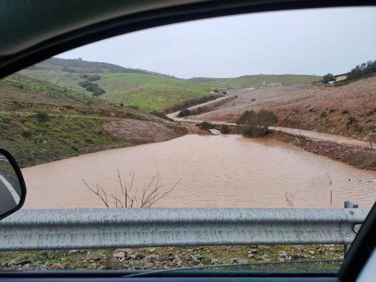 Cortada al tráfico la carretera de Zufre por las fuertes precipitaciones acumuladas