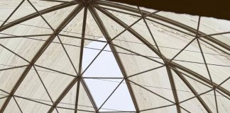 El viento desprende parte de la cúpula de la Facultad de Empresariales