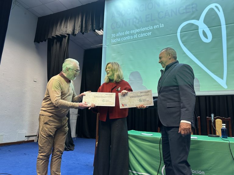 La CR Palos entrega un donativo a la AECC tras el paso de 1.500 personas por su Belén solidario