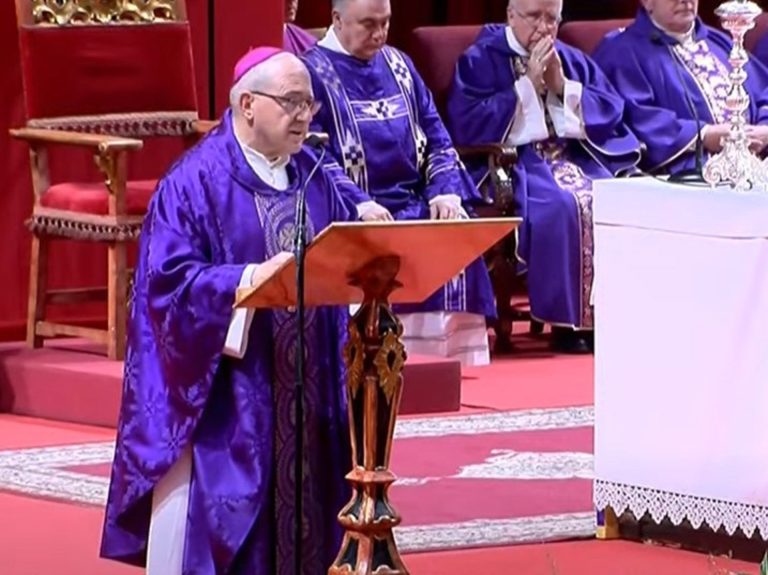 El obispo apela al «compromiso» de la sociedad con las víctimas de Adamuz