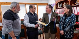Toscano entrega a Adamuz la declaración institucional que le concede la Medalla de Oro