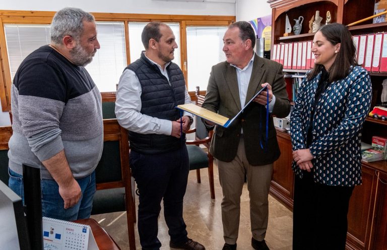 Toscano entrega a Adamuz la declaración institucional que le concede la Medalla de Oro