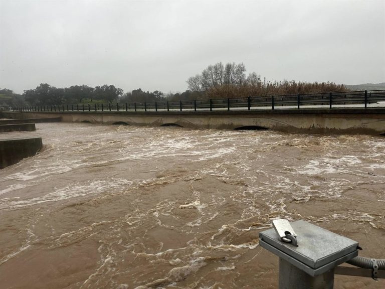 Cortada la carretera la A-495 por un posible desbordamiento del Chanza