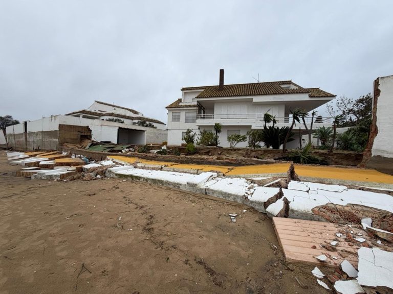 Vecinos de El Portil se manifiestan este viernes para reclamar el «arreglo urgente» de la playa