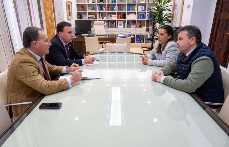 La Diputación de Huelva pone a disposición de la FAMP su modelo de red pública de cajeros automáticos