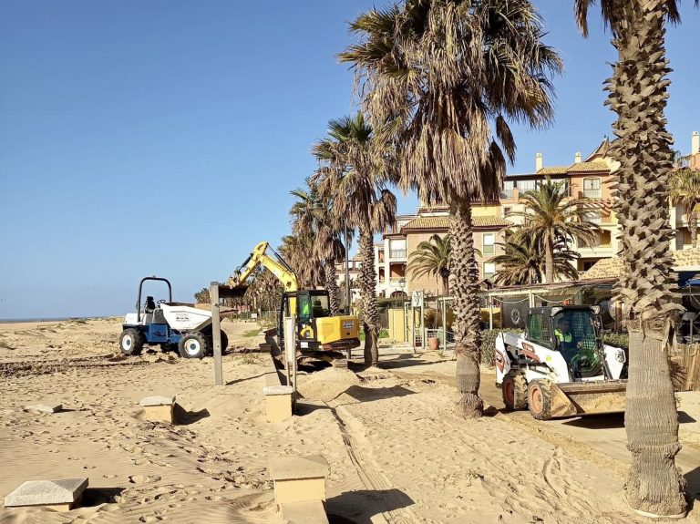 Las playas de Huelva se preparan para la Semana Santa tras el paso de los temporales