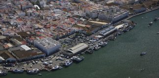 Herido un hombre tras el incendio de un barco en Isla Cristina