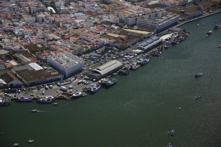 Herido un hombre tras el incendio de un barco en Isla Cristina
