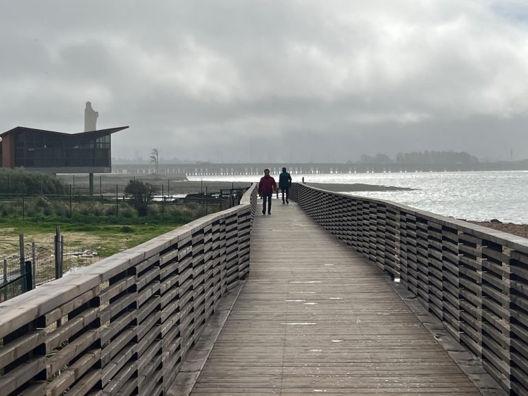 Abierto el tramo de la pasarela de la ría afectado por el incendio