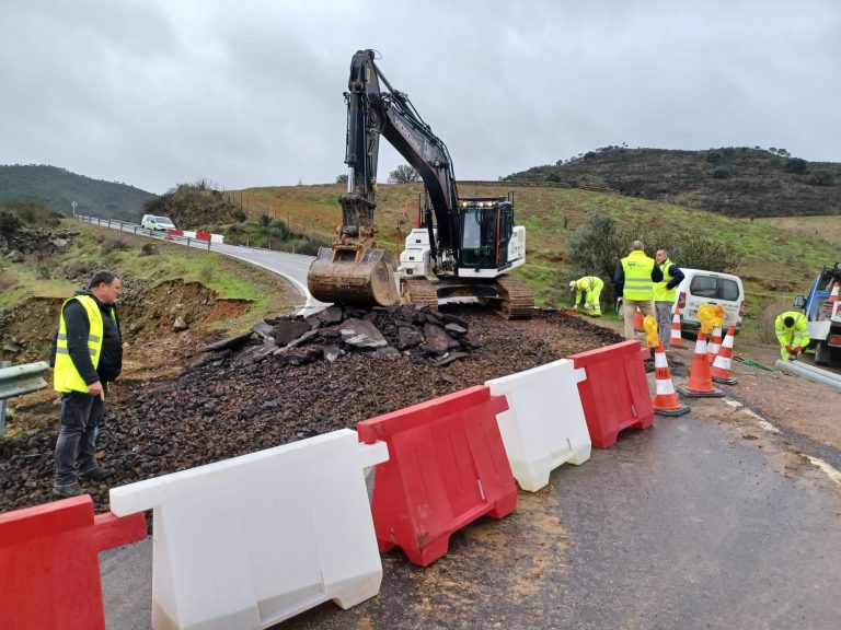 La Diputación trabaja en las dos carreteras que permanecen cortadas tras la borrasca