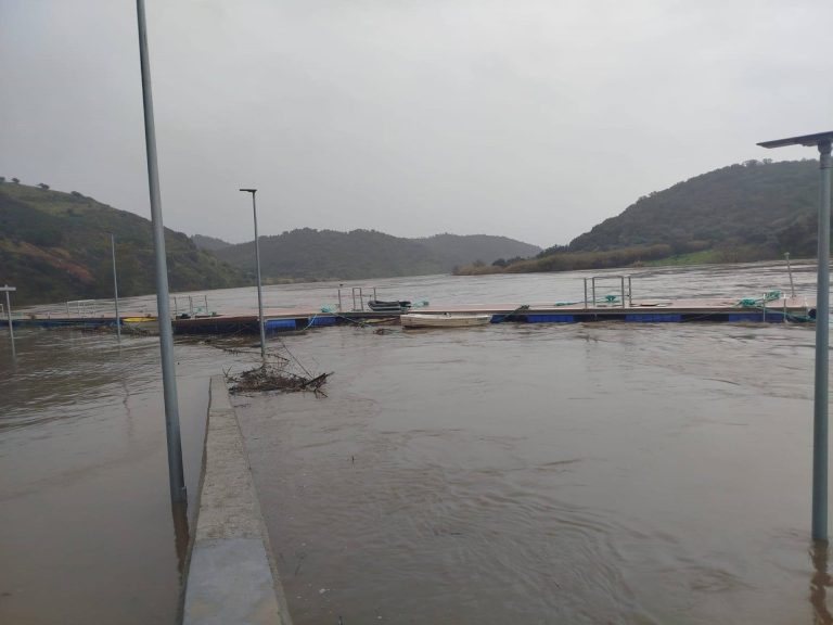 Rescatan a dos personas de un velero en el Guadiana