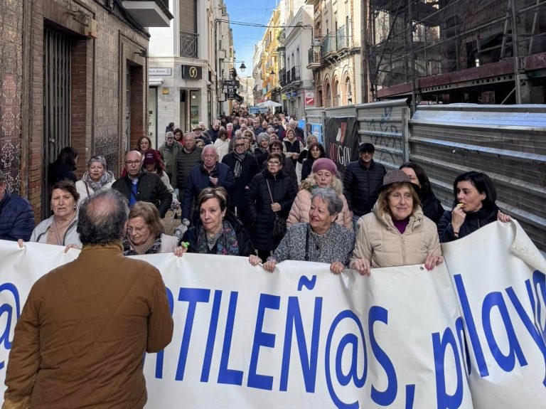 Vecinos de El Portil se manifiestan en Huelva contra la «degradación» del litoral