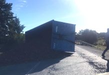 El vuelco de un remolque complica el tráfico entre Ayamonte y Lepe