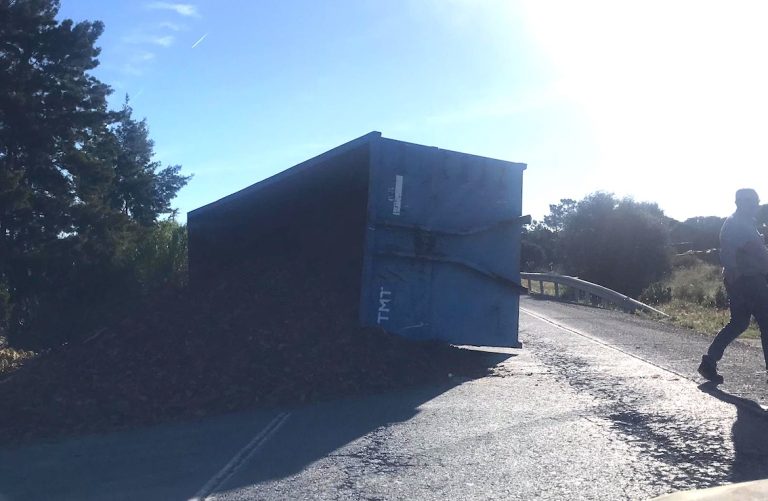 El vuelco de un remolque complica el tráfico entre Ayamonte y Lepe