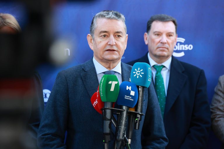 Sanz anuncia la primera piedra del Materno para la próxima semana y el Chare de Lepe antes de final de año