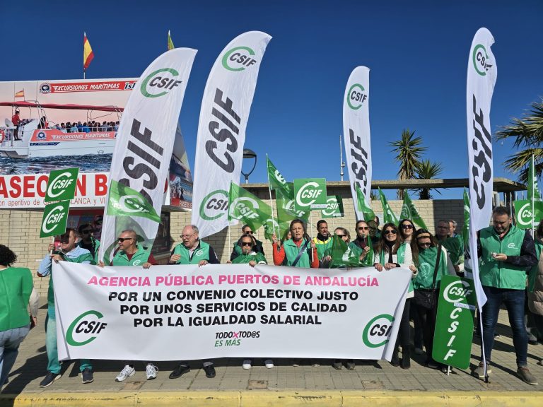 Concentración en Isla Cristina contra la «privatización» de la Agencia Pública de Puertos