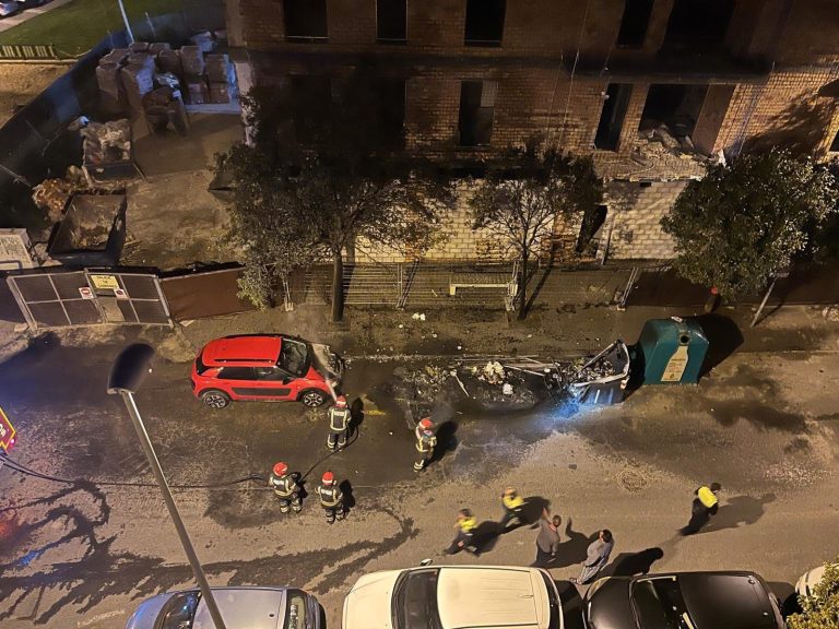 Incendios en un local de animación, siete vehículos y dos contenedores en una misma noche en Huelva