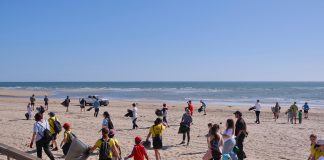 Ayamonte retira más de cuatro toneladas de residuos de sus playas