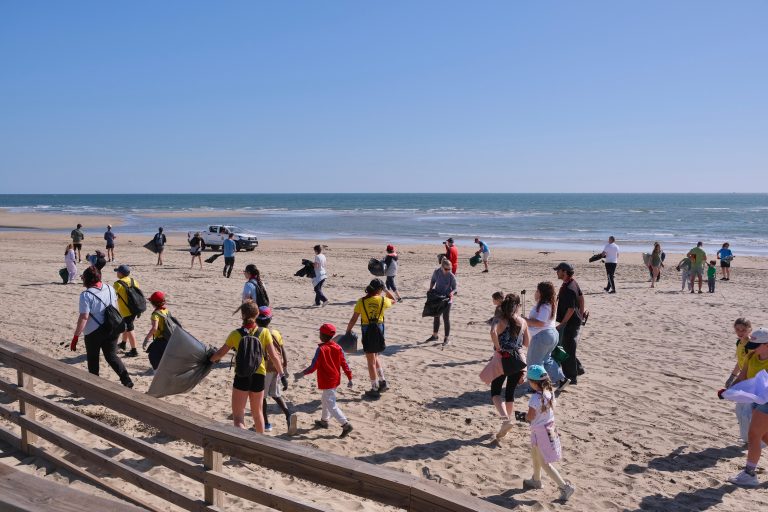 Ayamonte retira más de cuatro toneladas de residuos de sus playas