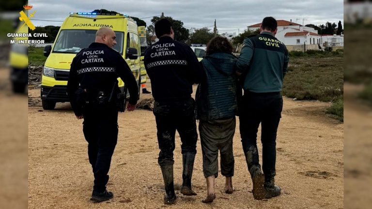 Rescatada una mujer atrapada en la ribera de Cartaya